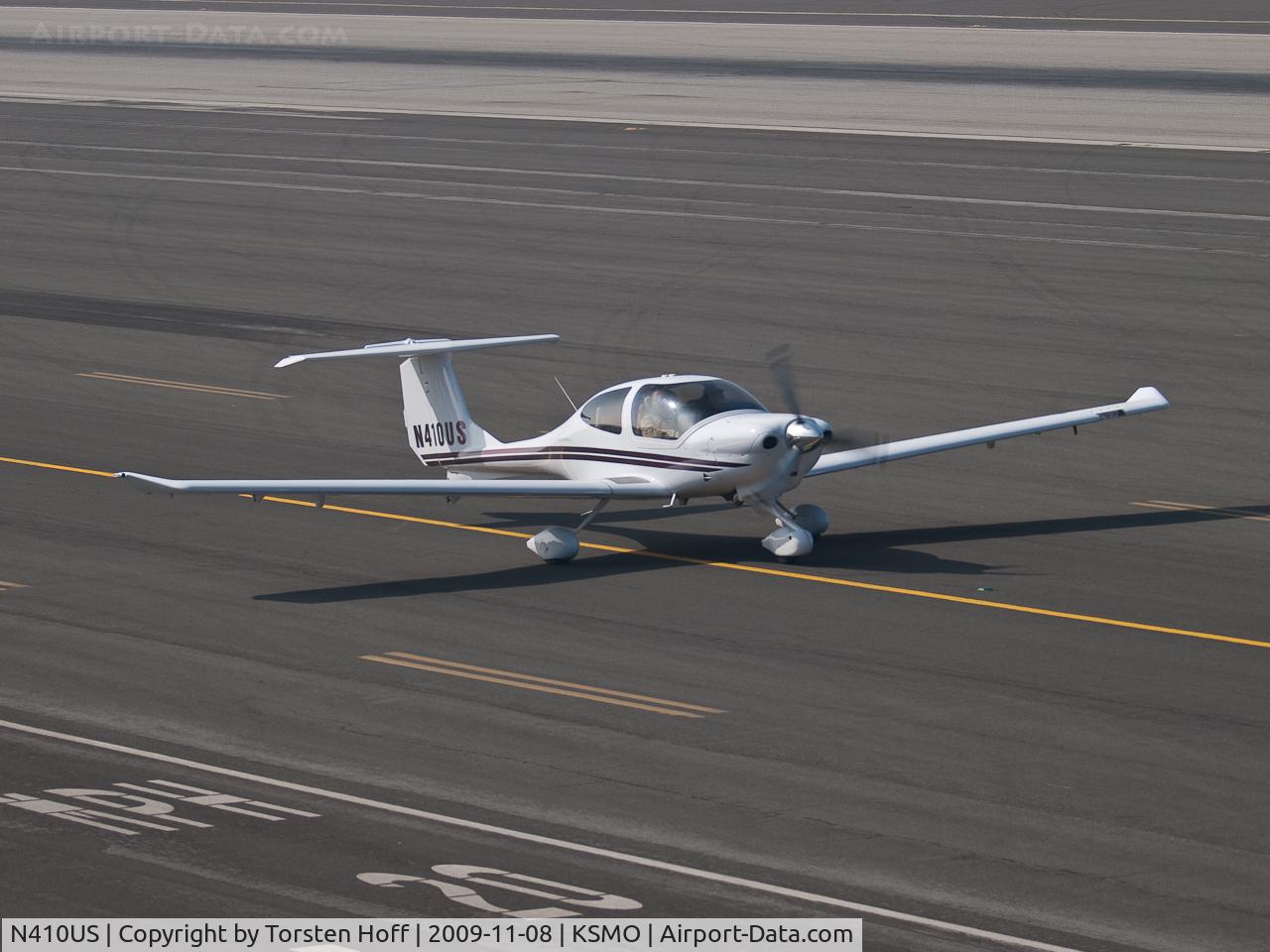 N410US, 2006 Diamond DA-40 Diamond Star C/N 40.710, N410US taxiing