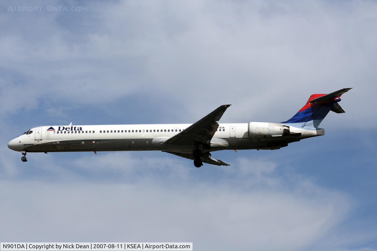 N901DA, 1995 McDonnell Douglas MD-90-30 C/N 53381, KSEA