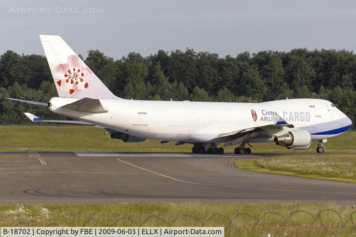 B-18702, 2000 Boeing 747-409F/SCD C/N 30760, line up RW24