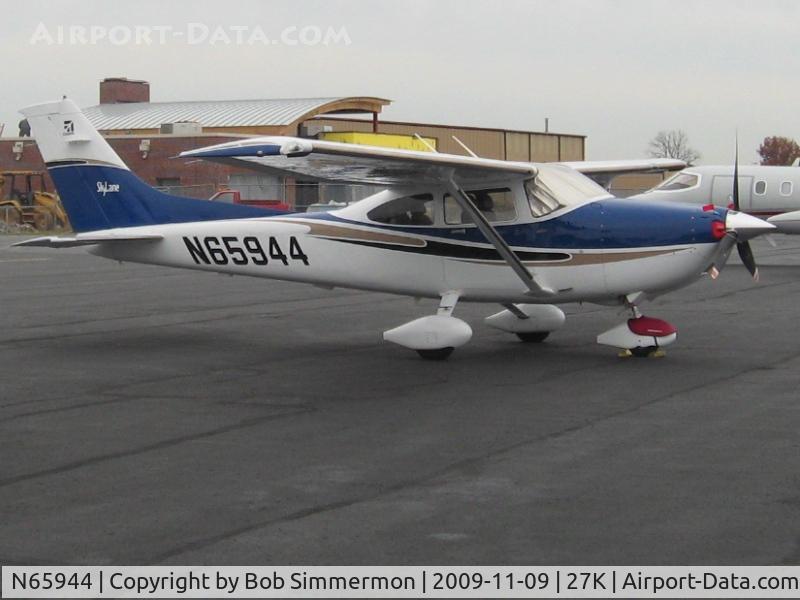 N65944, 2004 Cessna 182T Skylane C/N 18281503, On the ramp at Georgetown, Kentucky.