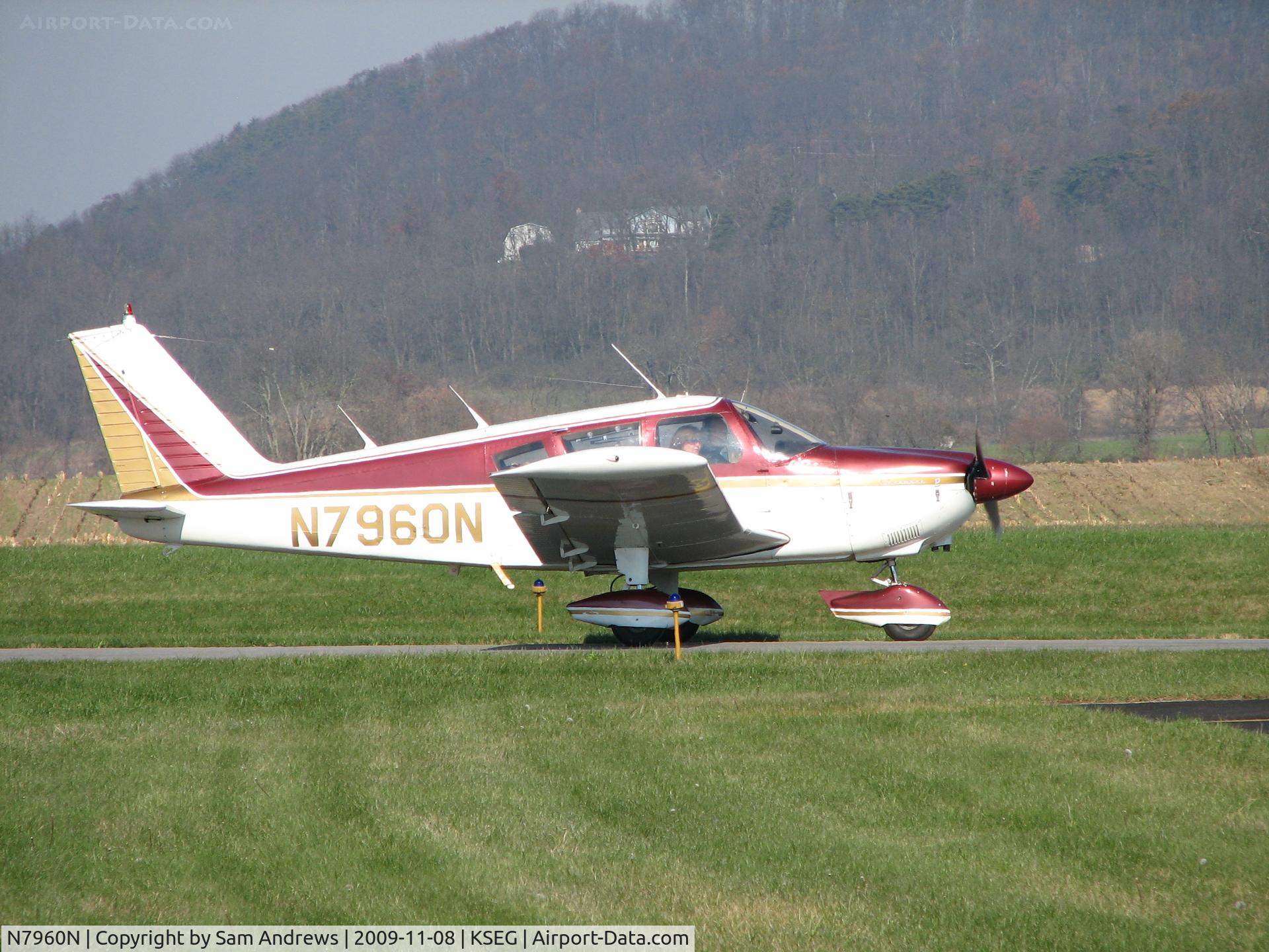 N7960N, 1969 Piper PA-28-180 C/N 28-5376, Taxiing in to let the dogs out.