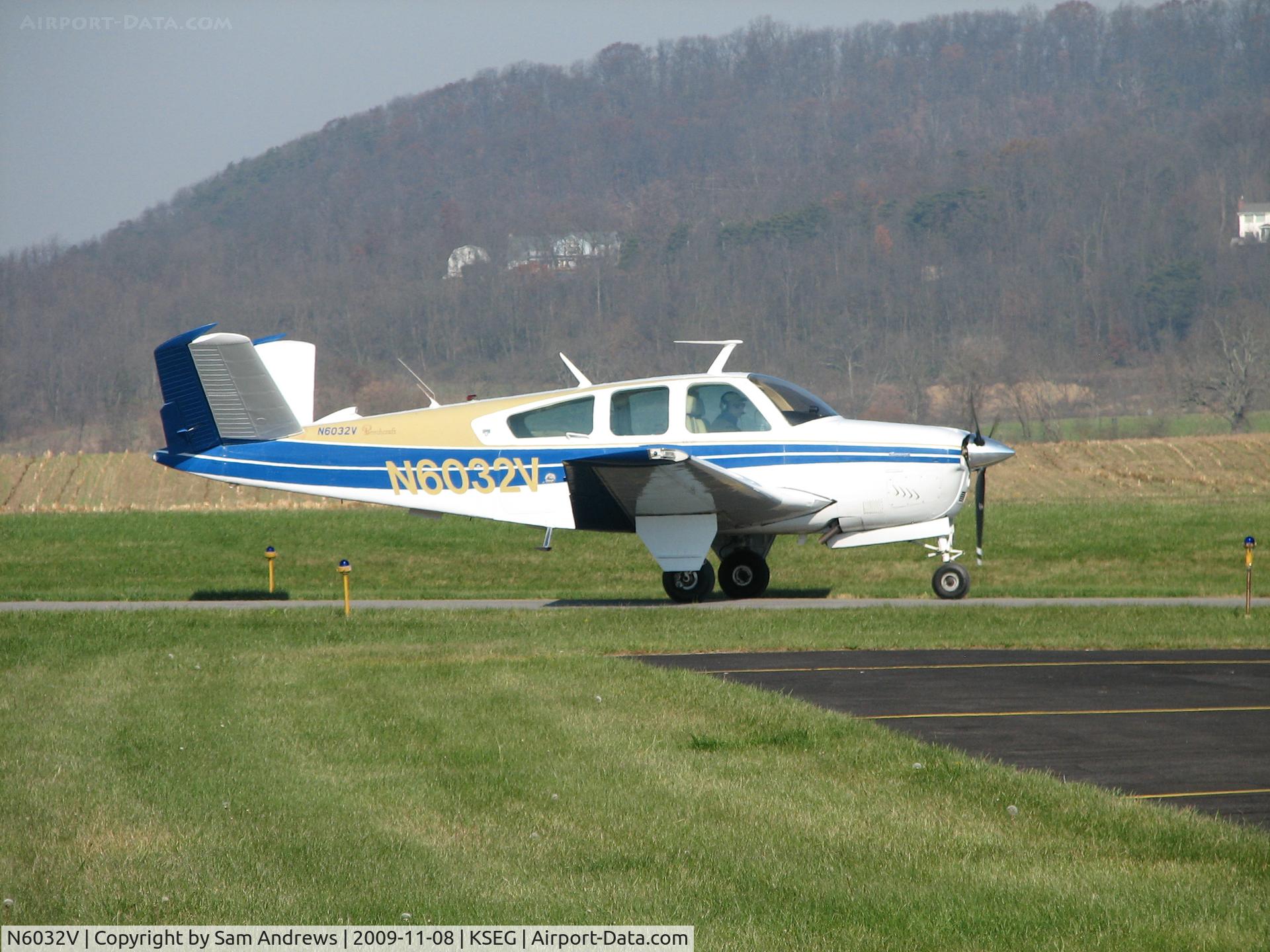 N6032V, 1979 Beech V35B Bonanza C/N D-10227, taxiing in to leave again.