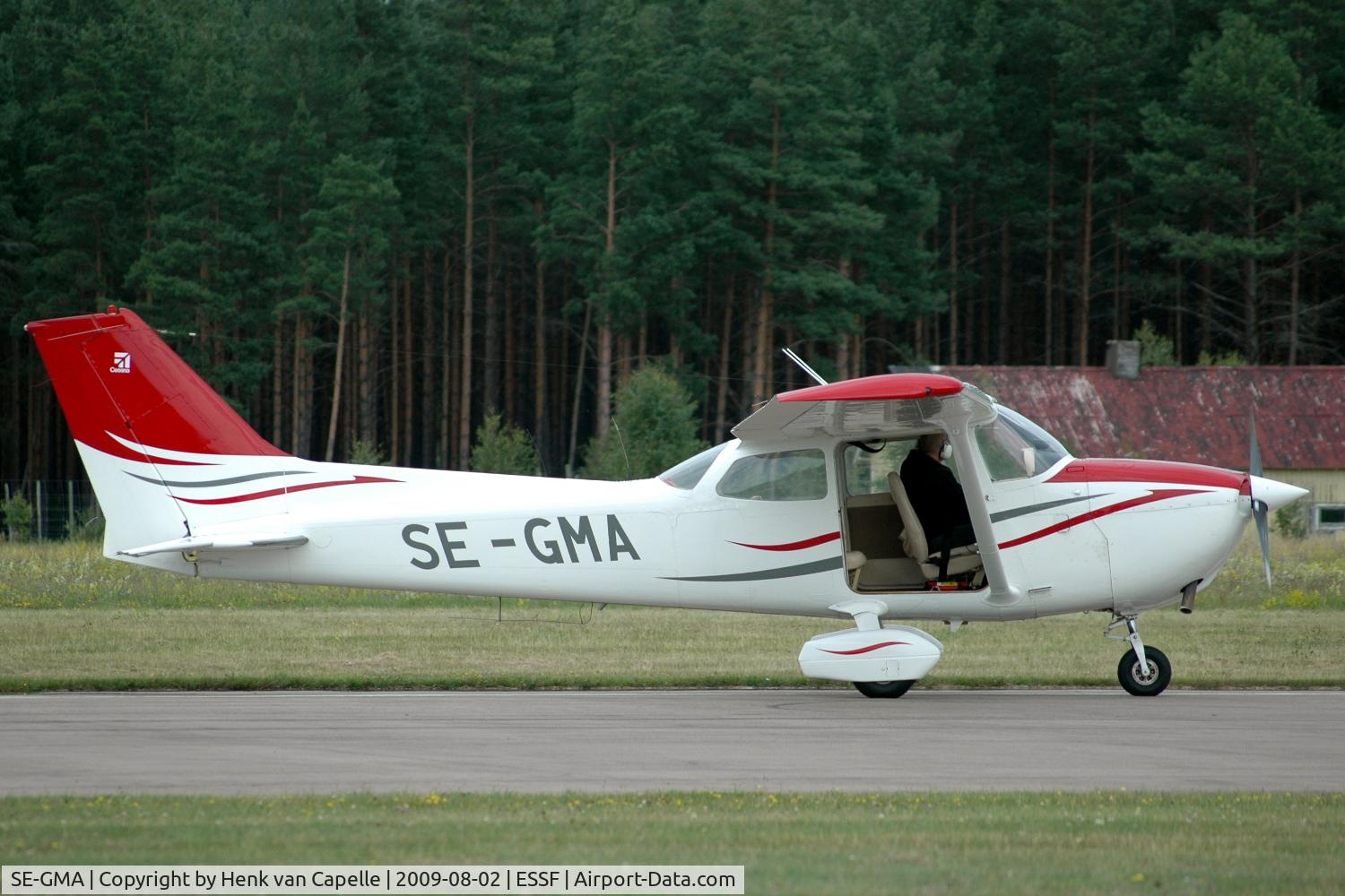 SE-GMA, 1976 Cessna F172M Skyhawk C/N F17201463, Cessna F172M landing after dropping parachtists over Hultsfred airfield, Sweden.