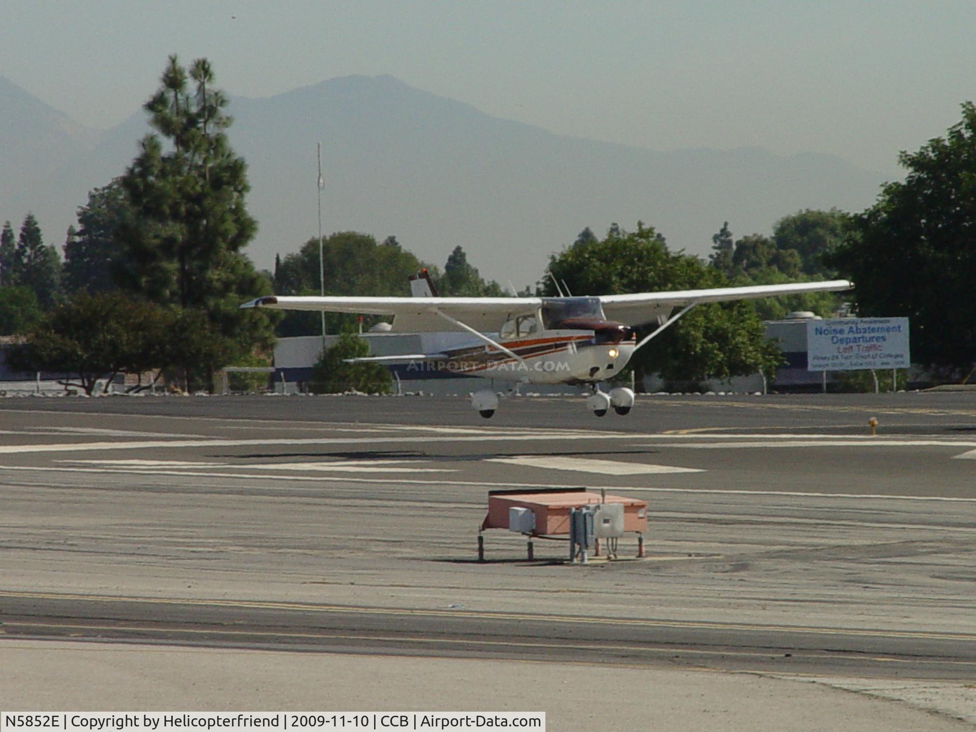 N5852E, 1978 Cessna 172N C/N 17271945, Landing on 24 at Cable
