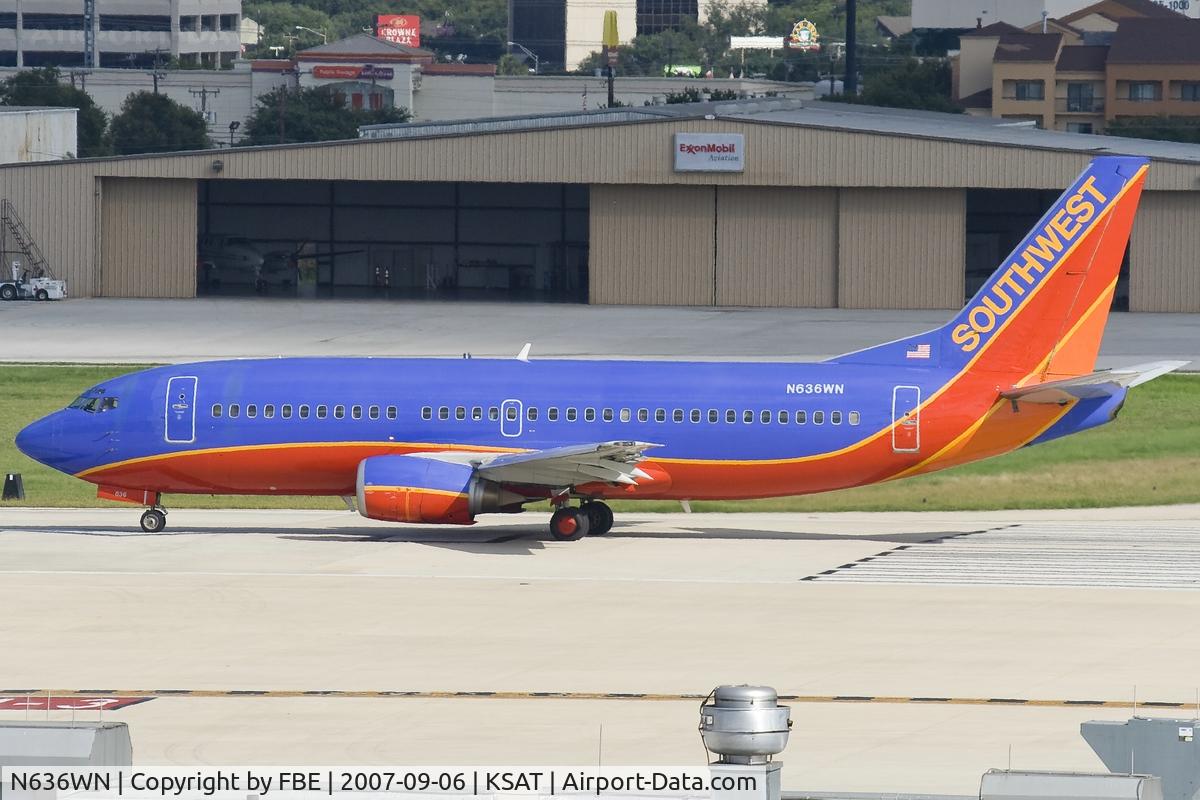N636WN, 1996 Boeing 737-3H4 C/N 27709, lineup