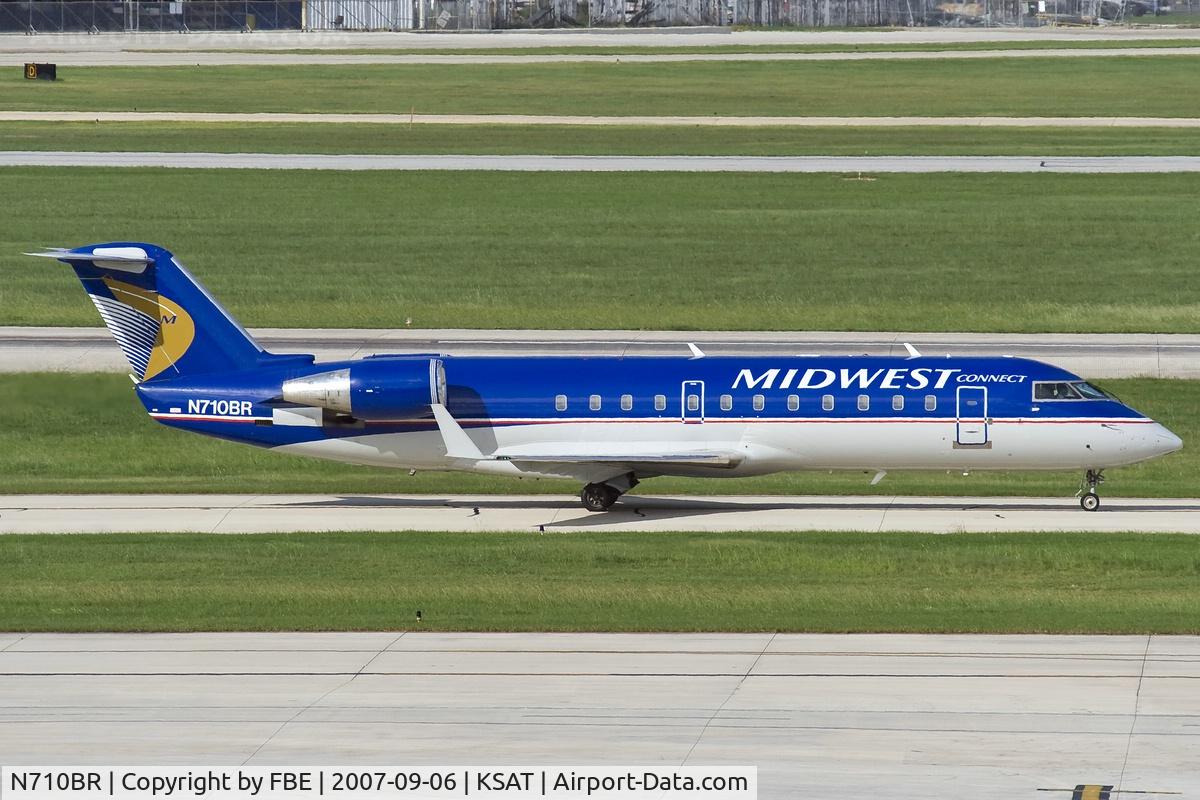 N710BR, 2003 Bombardier CRJ-200ER (CL-600-2B19) C/N 7852, Midwest CRJ-200 taxies to its stand