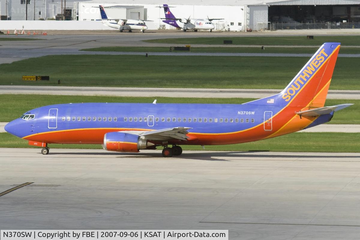 N370SW, 1993 Boeing 737-3H4 C/N 26597, taxying for departure