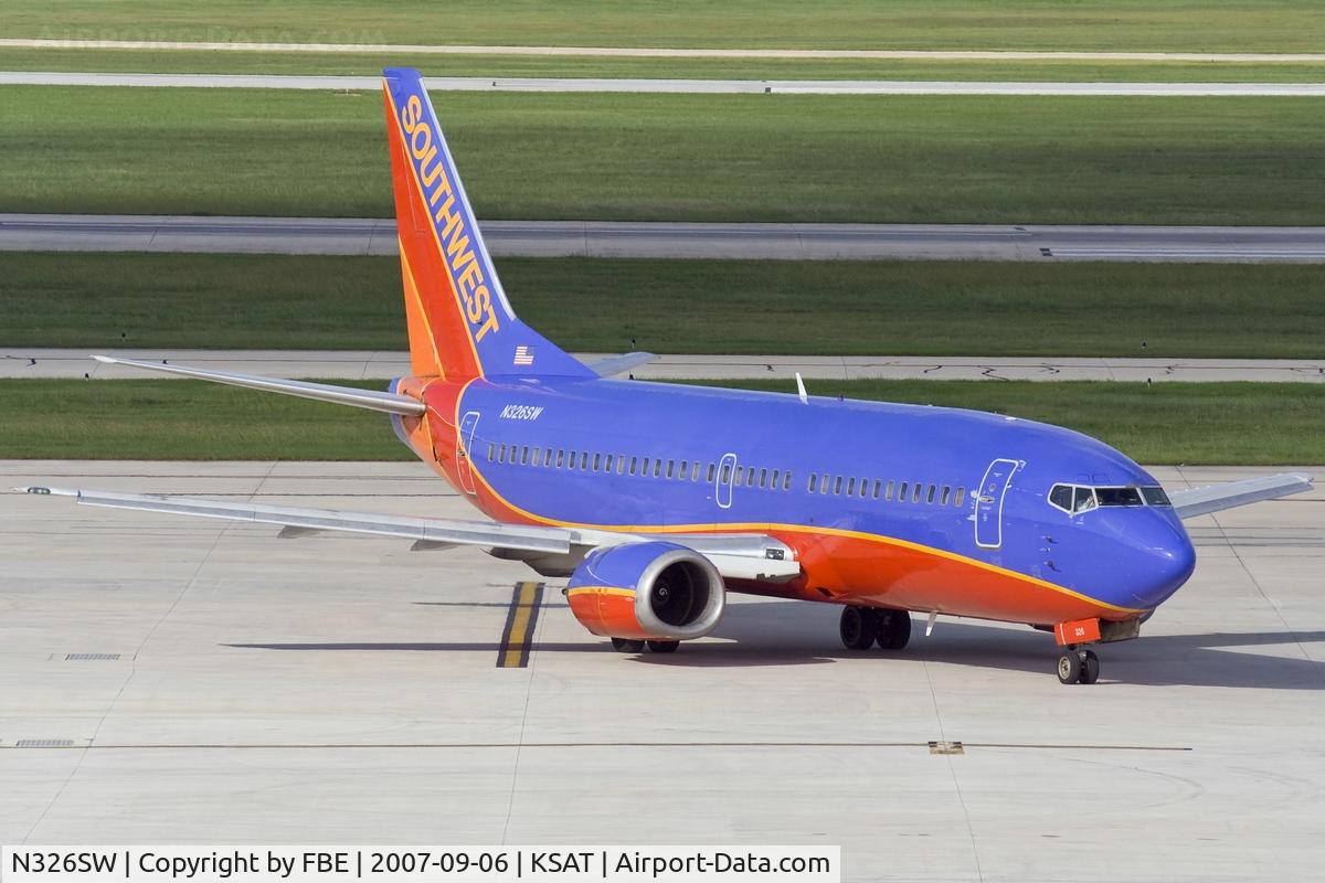 N326SW, 1987 Boeing 737-3H4 C/N 23690, taxying to the stabd