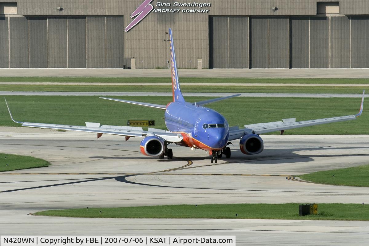 N420WN, 2001 Boeing 737-7H4 C/N 29825, taxying to its stand