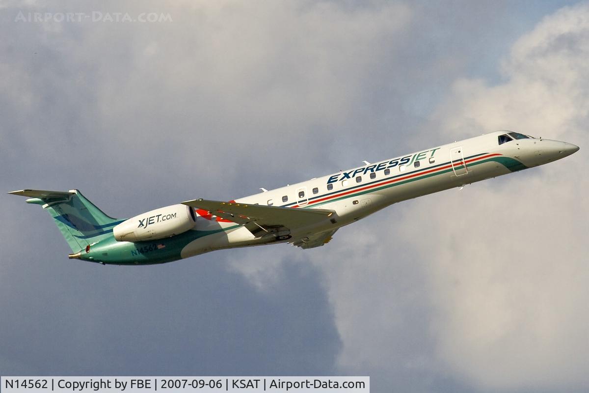 N14562, 2002 Embraer ERJ-145LR (EMB-145LR) C/N 145611, departing San Antonio