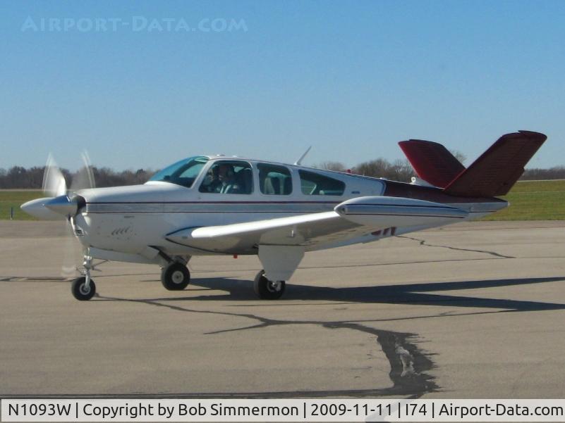 N1093W, 1973 Beech V35B Bonanza C/N D-9506, Arriving at Urbana, Ohio
