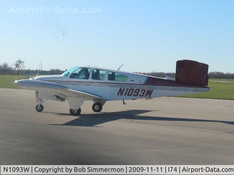 N1093W, 1973 Beech V35B Bonanza C/N D-9506, Arriving at Urbana, Ohio