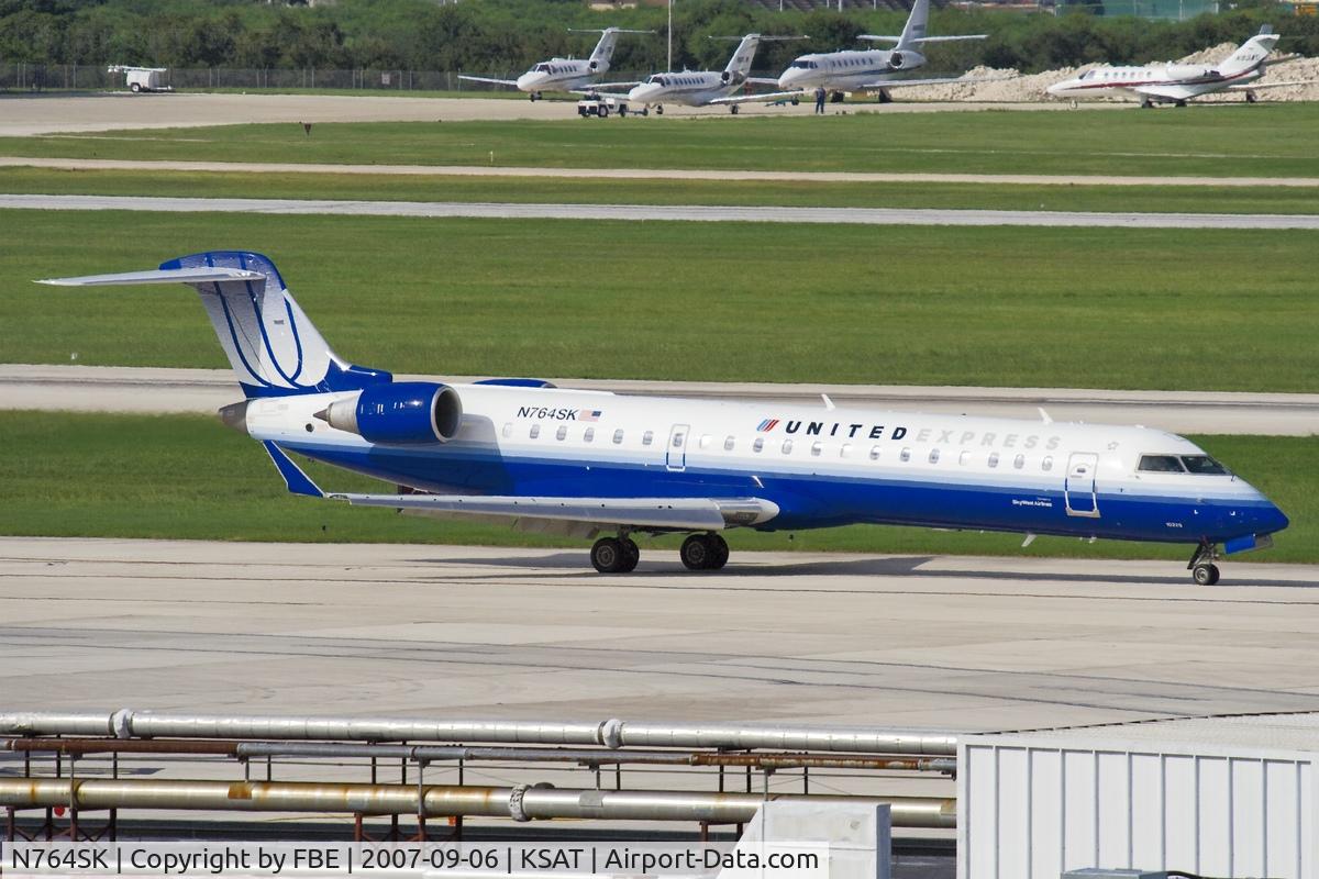 N764SK, 2005 Canadair CRJ-700 (CL-600-2C10) Regional Jet C/N 10229, taxying ti its stand