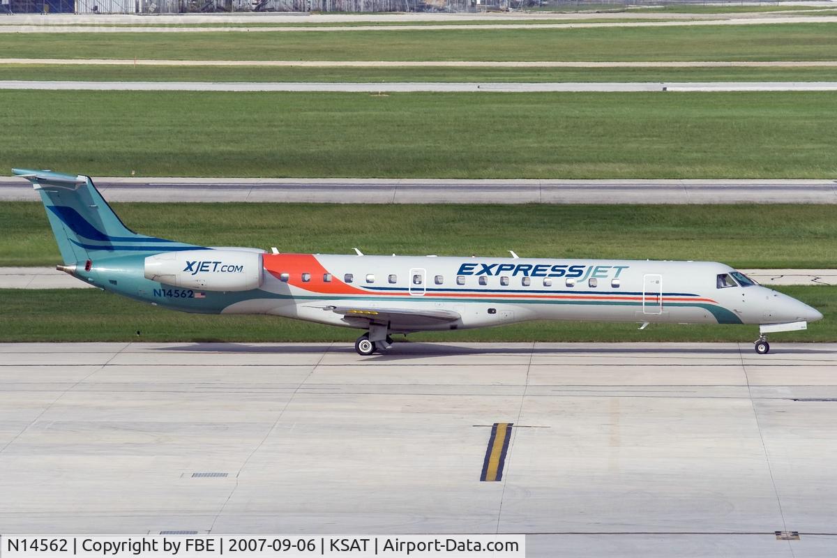 N14562, 2002 Embraer ERJ-145LR (EMB-145LR) C/N 145611, taxying to its stand