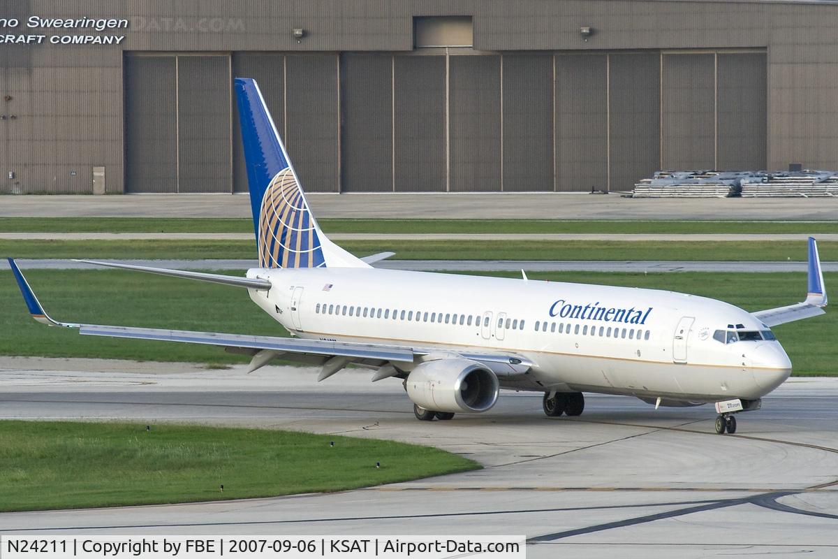 N24211, 1998 Boeing 737-824 C/N 28771, leaving the runway