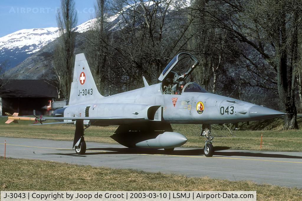 J-3043, Northrop F-5E Tiger II C/N L.1043, The last Wiederholungskurs at Turtmann showed quite a lot F-5's wearing the ground personnel FPlAbt 3 badge.