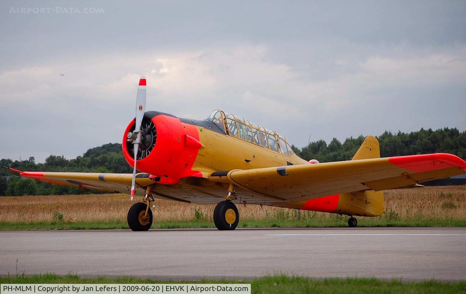 PH-MLM, Noorduyn AT-16 Harvard IIB C/N 14A-1444, Static show