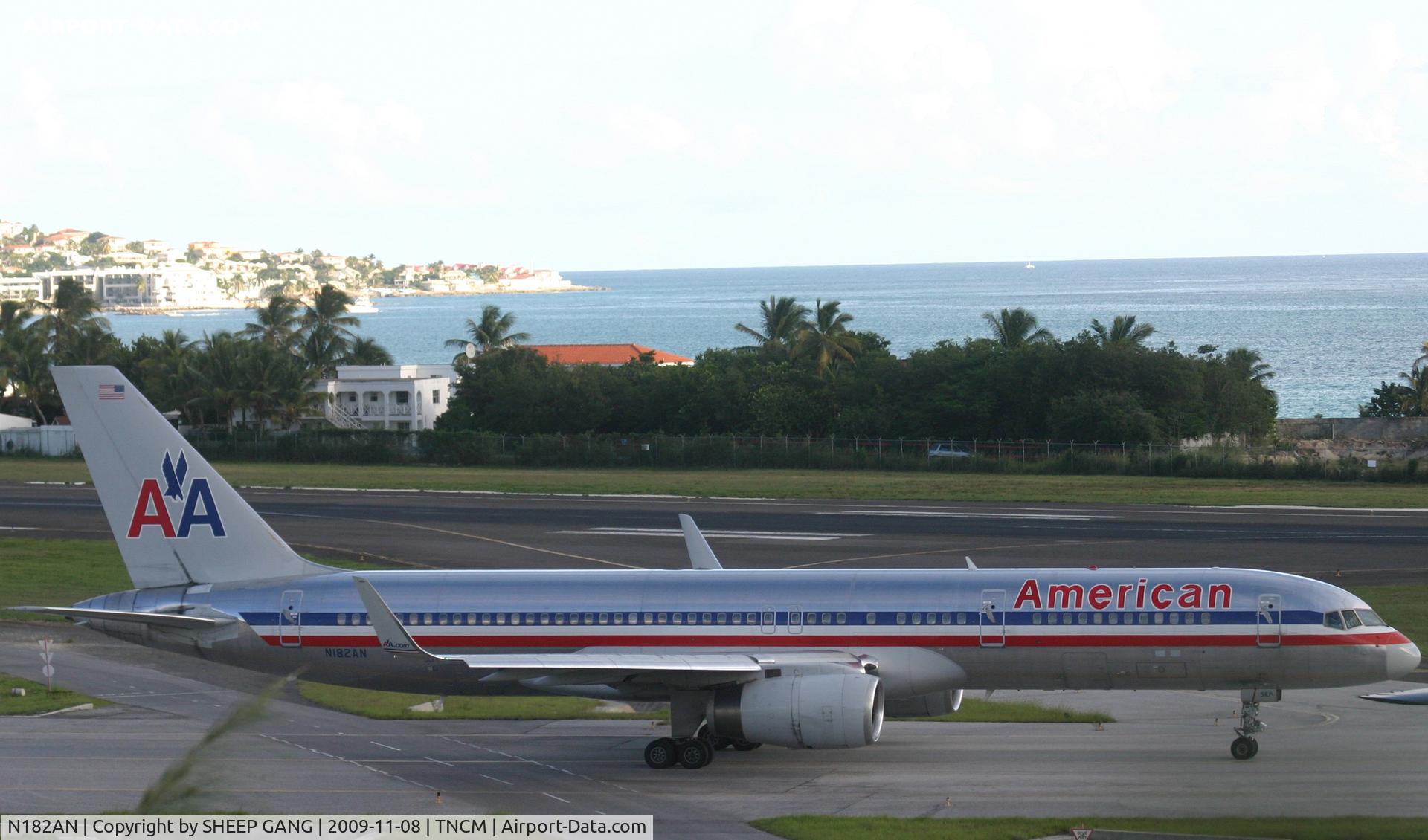N182AN, 1999 Boeing 757-223 C/N 29592, AA taxing to A and holding short