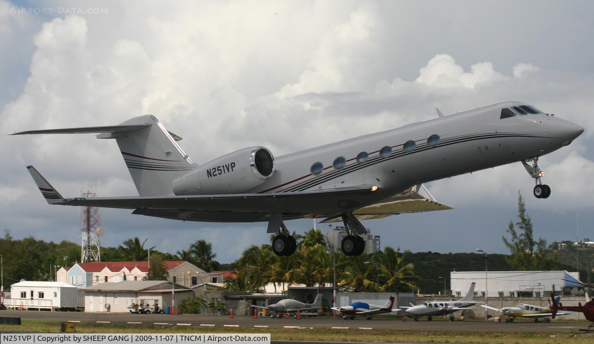N251VP, 2007 Gulfstream Aerospace GIV-X (G450) C/N 4083, departing from St maarten