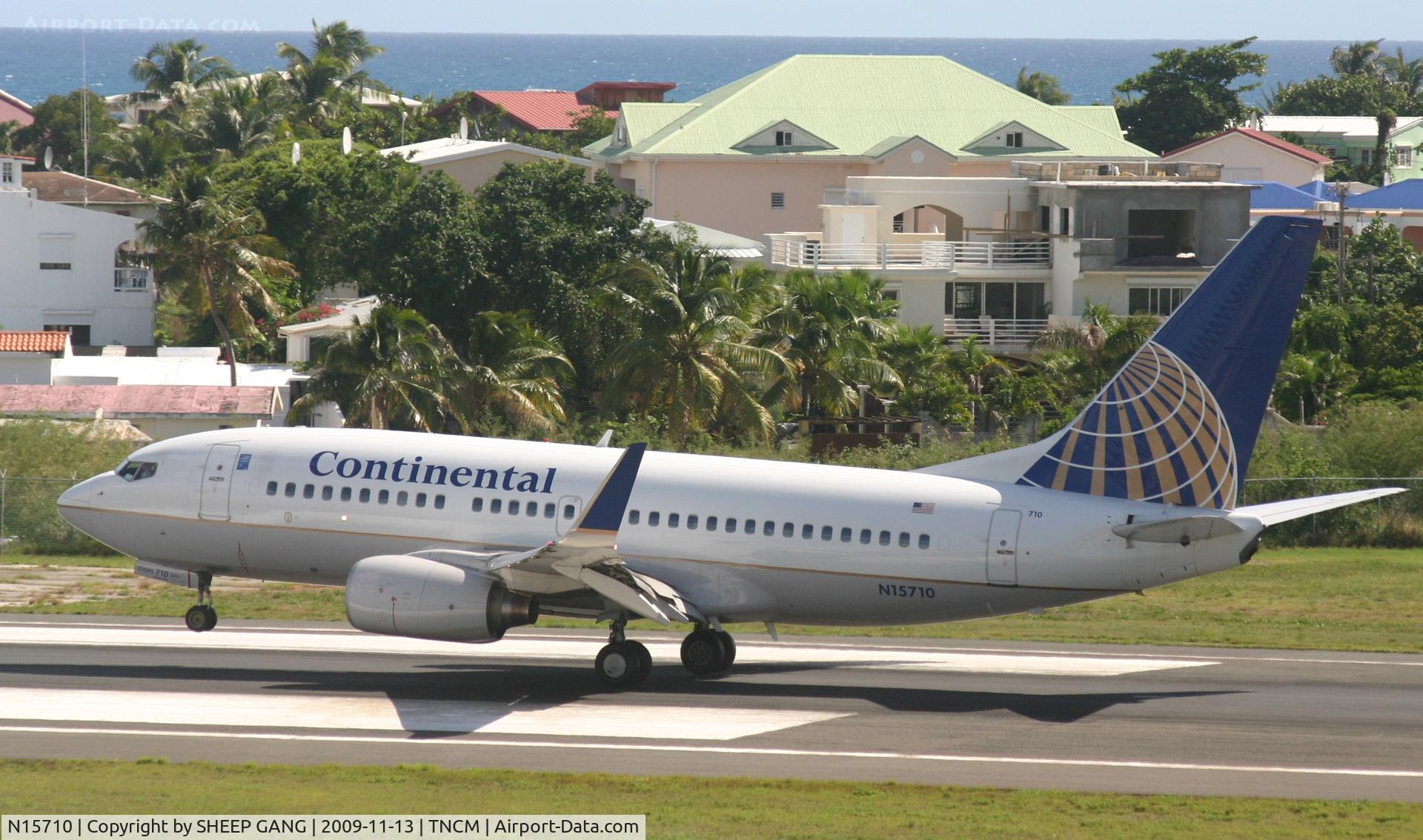 N15710, 1998 Boeing 737-724 C/N 28780, Landing at tncm