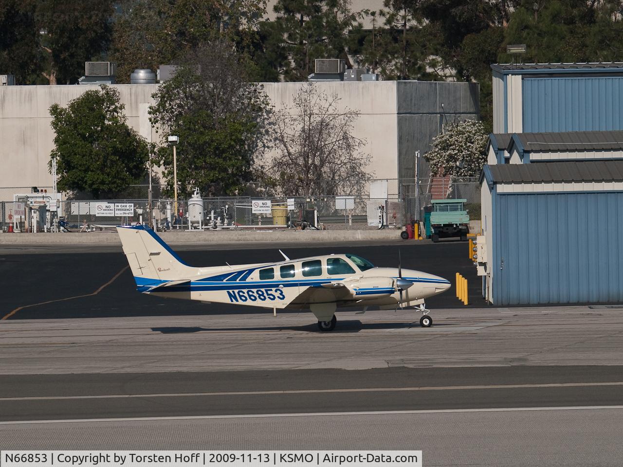N66853, 1983 Beech 58 Baron C/N TH-1382, N66853 taxiing
