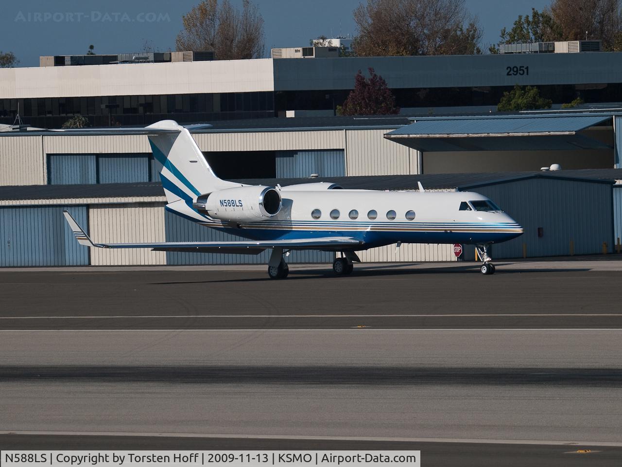 N588LS, 1994 Gulfstream Aerospace G-IV C/N 1245, N588LS taxiing