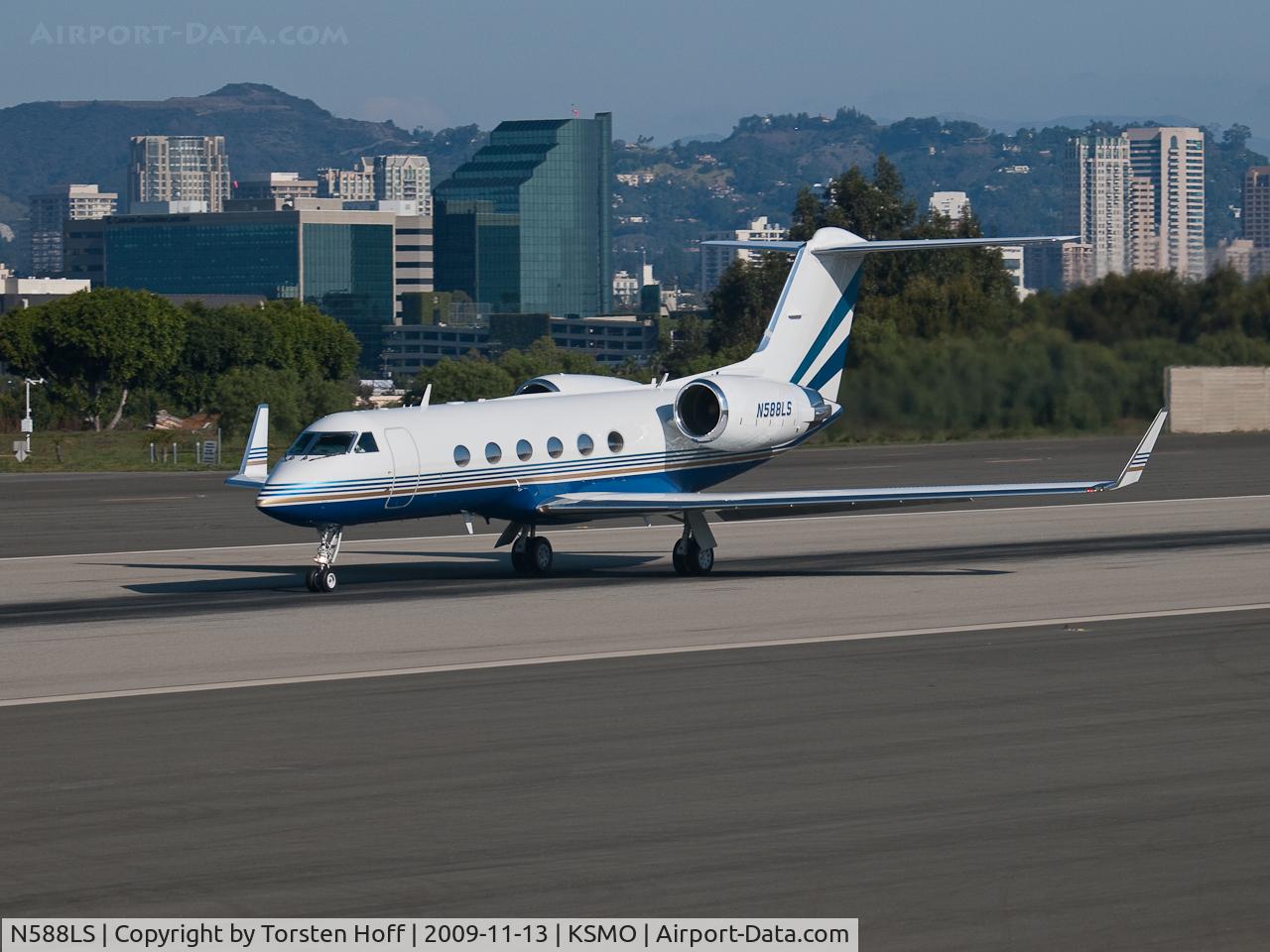 N588LS, 1994 Gulfstream Aerospace G-IV C/N 1245, N588LS departing from RWY 21