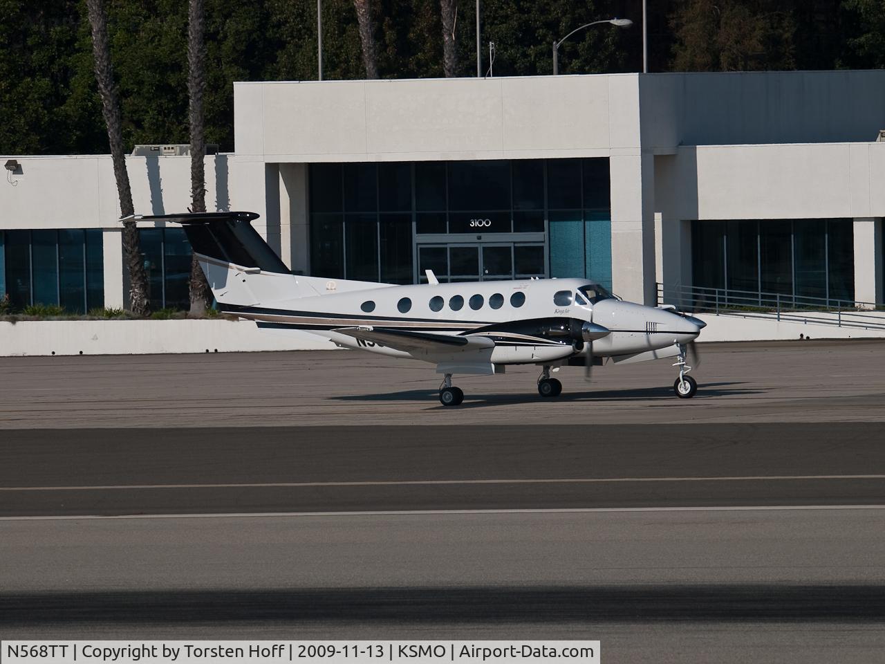 N568TT, 1997 Raytheon B200 King Air C/N BB-1568, N568TT taxiing