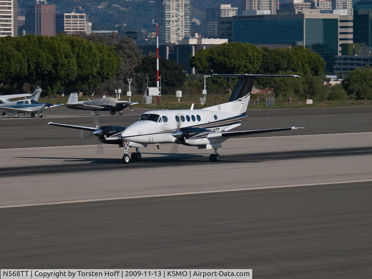 N568TT, 1997 Raytheon B200 King Air C/N BB-1568, N568TT departing from RWY 21