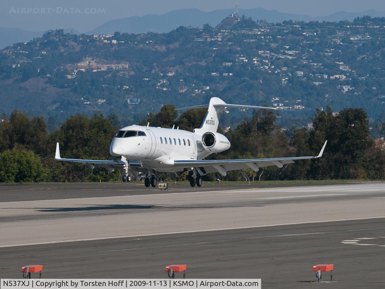 N537XJ, 2008 Bombardier Challenger 300 (BD-100-1A10) C/N 20213, N537XJ arriving on RWY 21