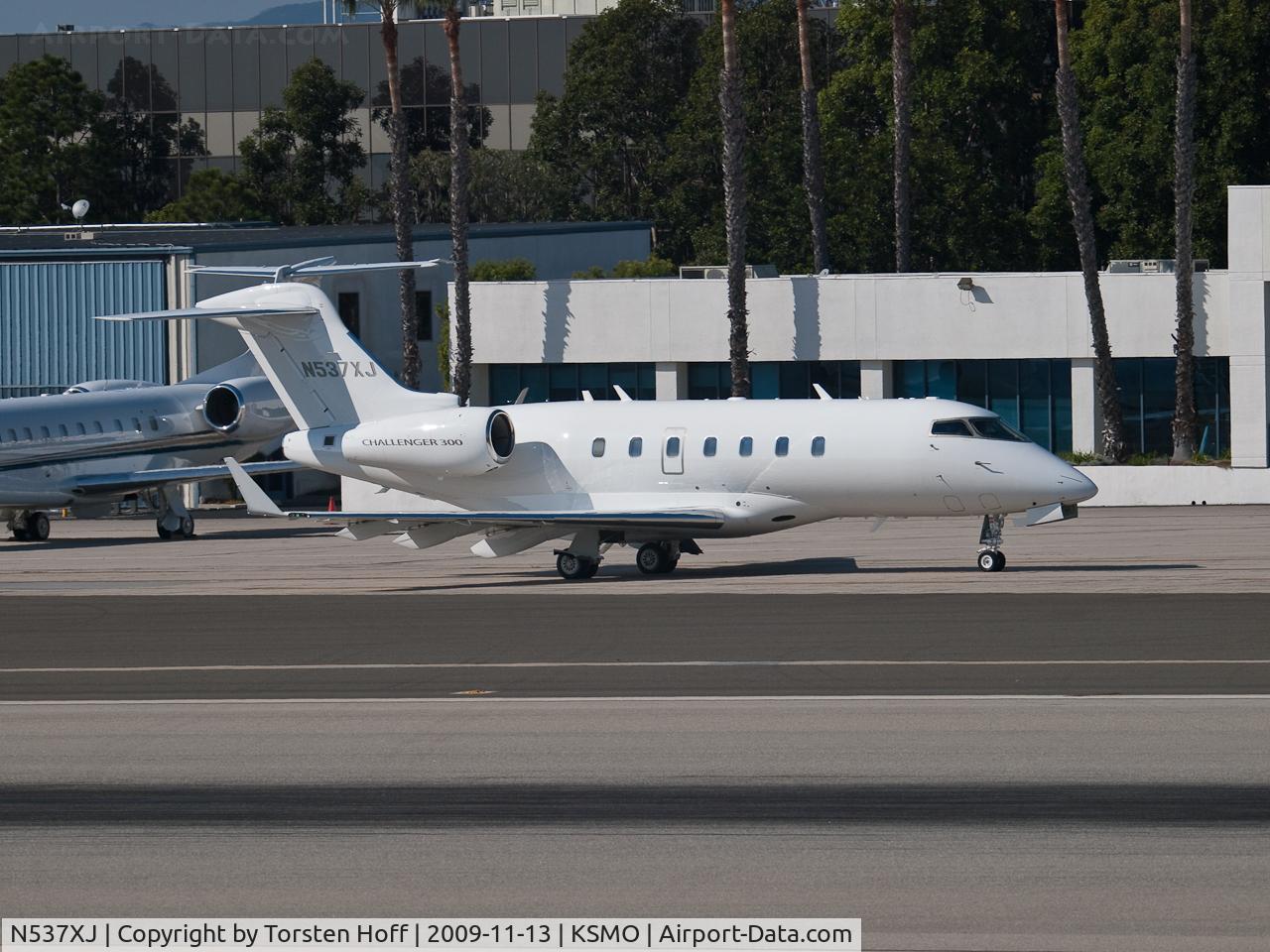 N537XJ, 2008 Bombardier Challenger 300 (BD-100-1A10) C/N 20213, N537XJ taxiing
