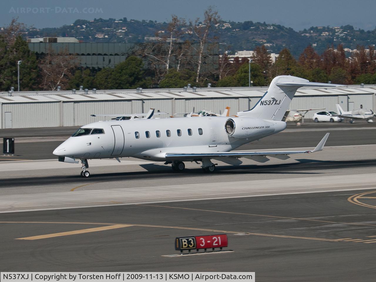 N537XJ, 2008 Bombardier Challenger 300 (BD-100-1A10) C/N 20213, N537XJ departing from RWY 21