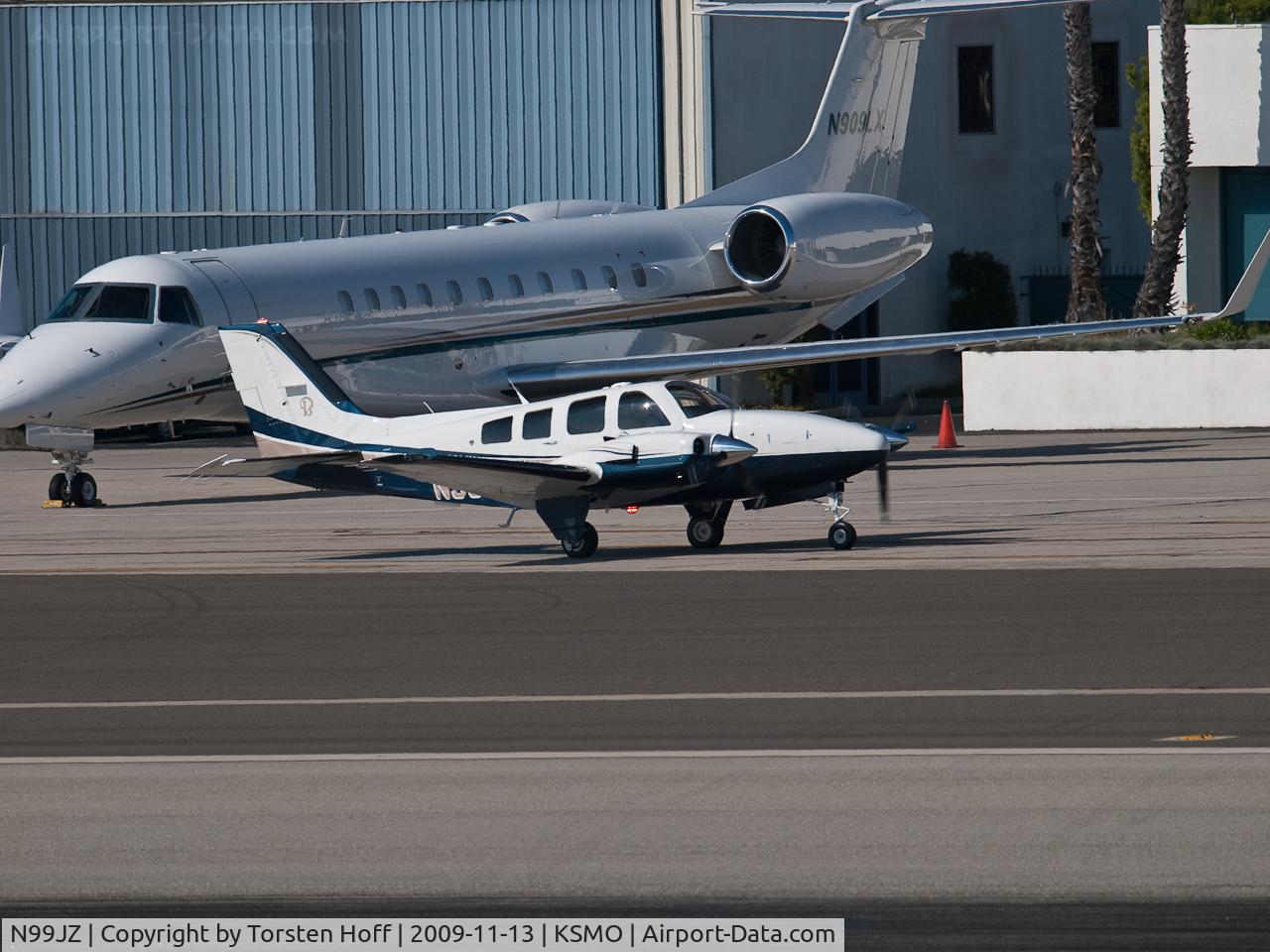 N99JZ, 1984 Beech 58P Baron C/N TJ-474, N99JZ taxiing