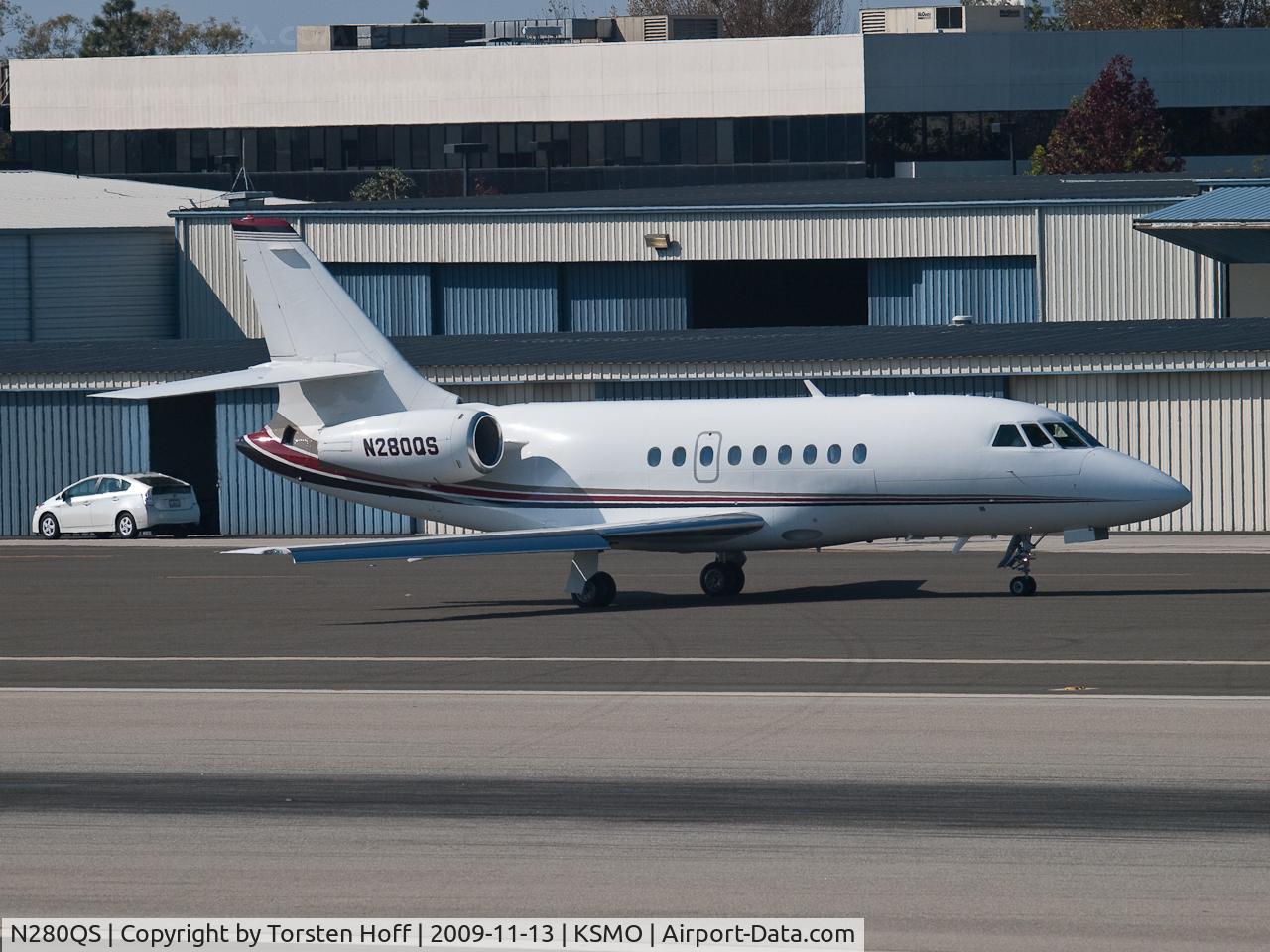 N280QS, 2002 Dassault Falcon 2000 C/N 181, N280QS taxiing