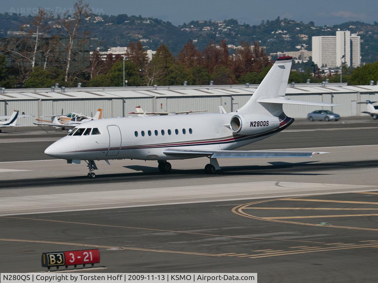 N280QS, 2002 Dassault Falcon 2000 C/N 181, N280QS departing from RWY 21