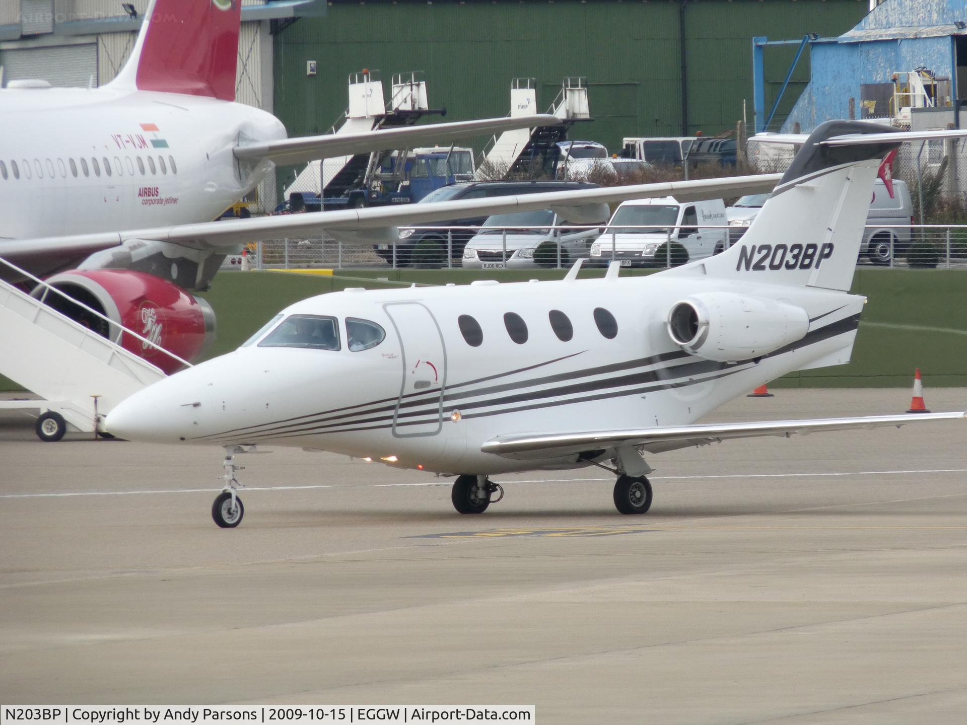 N203BP, 2007 Hawker Beechcraft Corp 390 C/N RB-203, Departing Luton