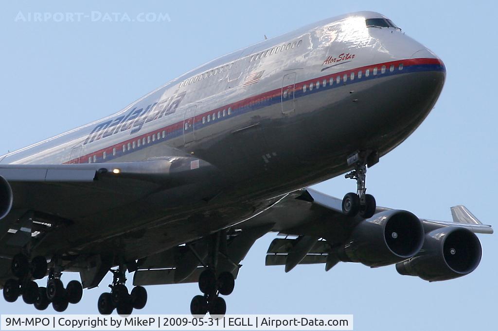 9M-MPO, 2001 Boeing 747-4H6 C/N 28433, Unusual light hitting this 747-400 on late finals.