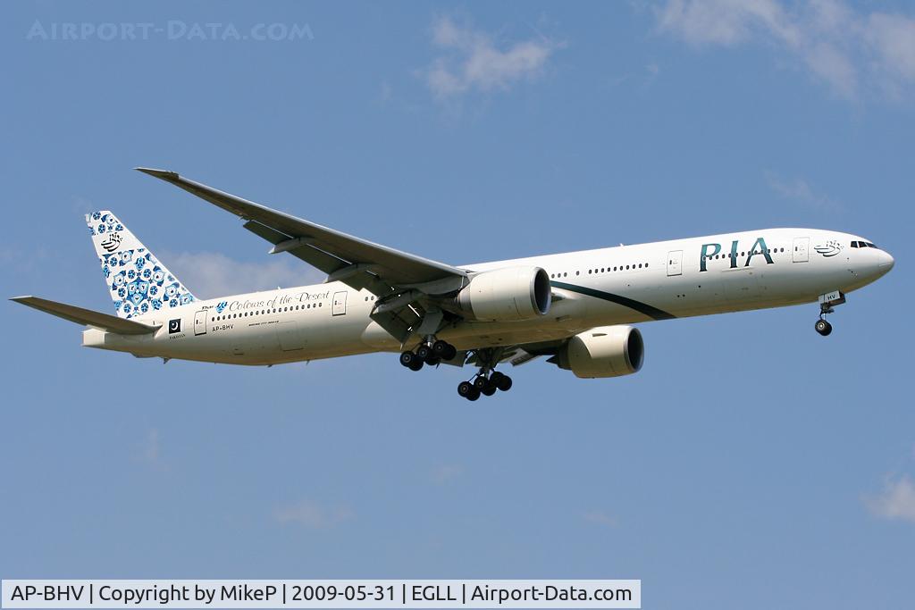 AP-BHV, 2006 Boeing 777-340/ER C/N 33778, Short final to 09L at Heathrow.