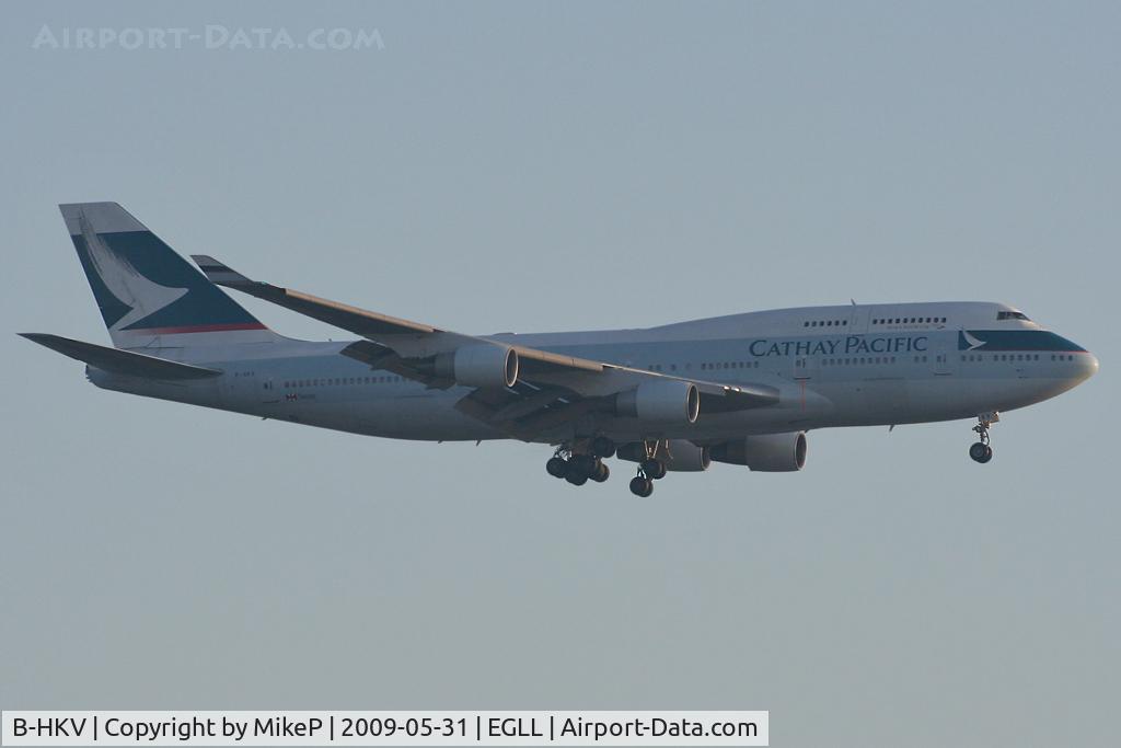 B-HKV, Boeing 747-412 C/N 26552, Early morning arrival on 09L.