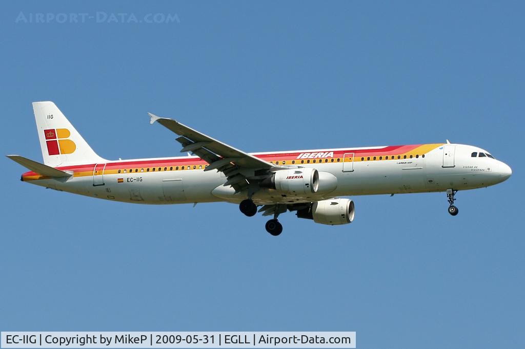 EC-IIG, 2001 Airbus A321-211 C/N 1554, Short final to 09L at Heathrow.