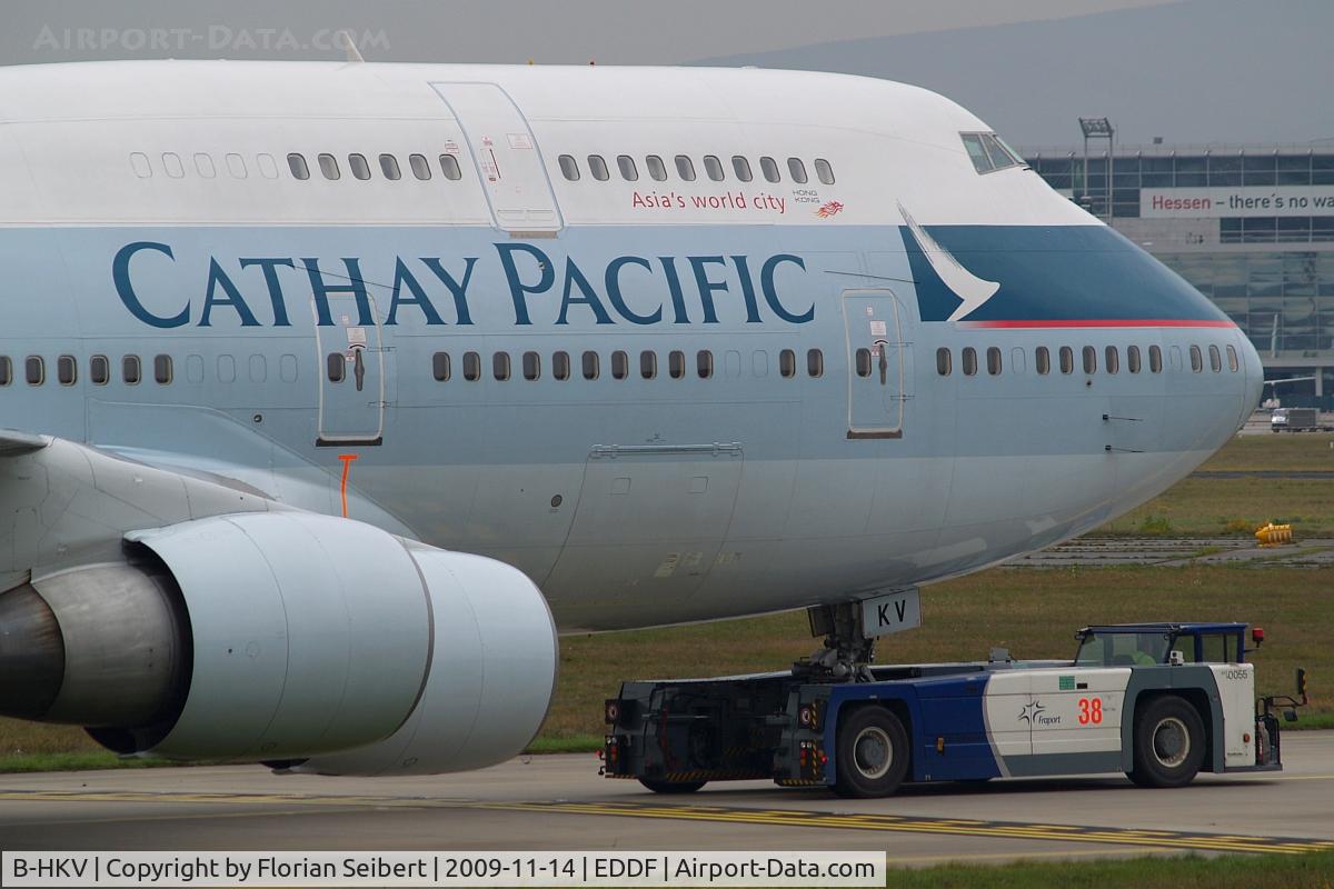 B-HKV, Boeing 747-412 C/N 26552, getting towed to her gate