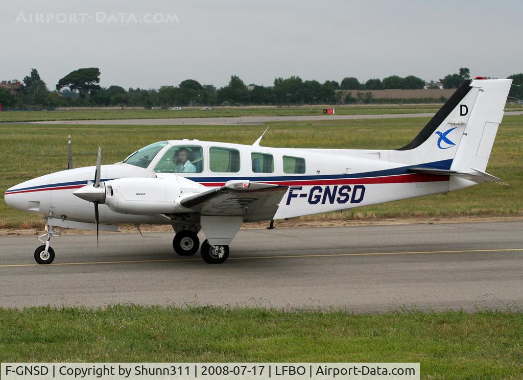 F-GNSD, Beech 58 Baron C/N TH-1704, Taxiing holding point rwy 32R for departure...
