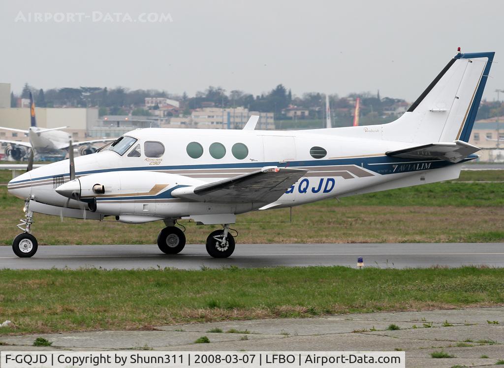 F-GQJD, 1975 Beech C90 King Air C/N LJ-667, Taxiing holding point rwy 32R for departure...