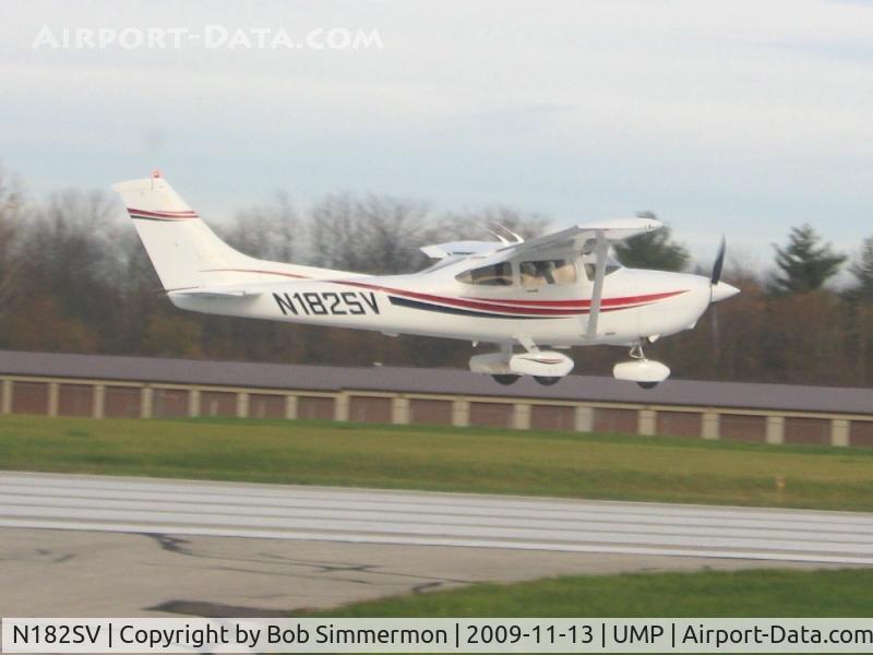 N182SV, 2001 Cessna 182S Skylane C/N 18280928, Landing on RWY 15 at Indianapolis Metro.