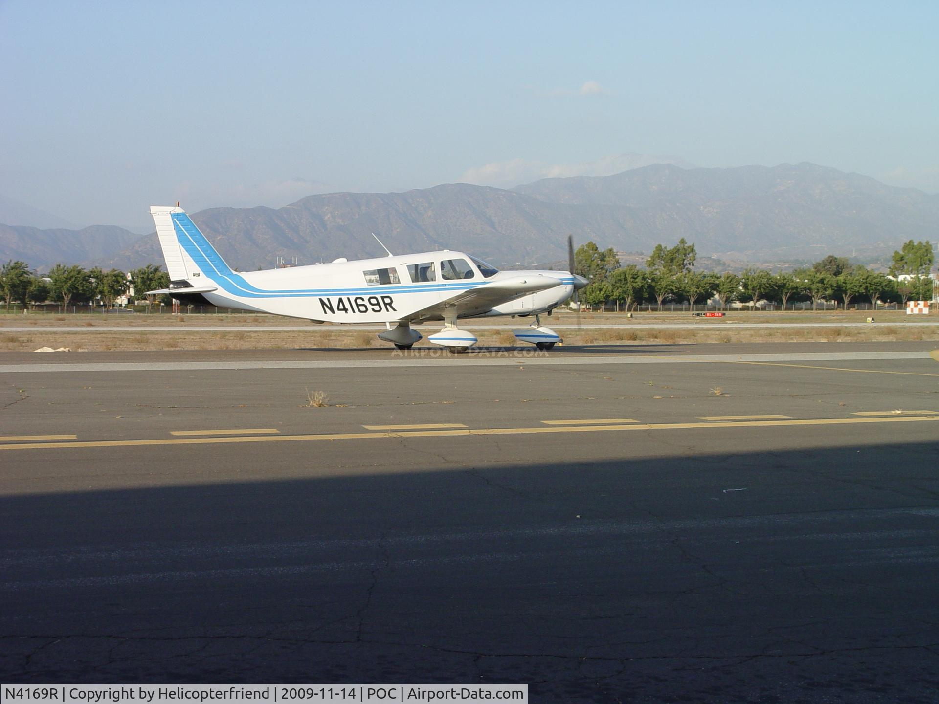 N4169R, 1968 Piper PA-32-300 Cherokee Six C/N 32-40566, Taxiing to 26L for take off