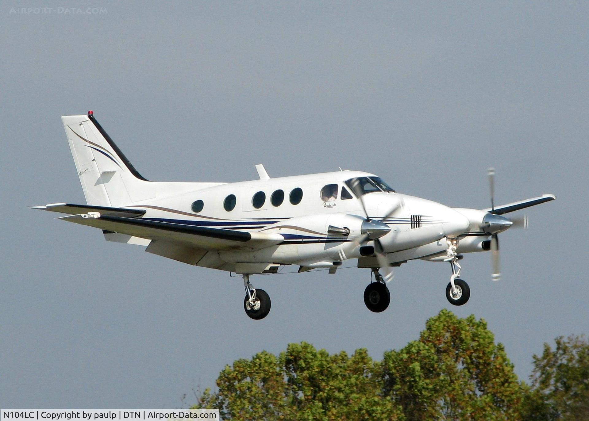 N104LC, 1977 Beech C90 King Air C/N LJ-757, Landing on 14 at Downtown Shreveport.