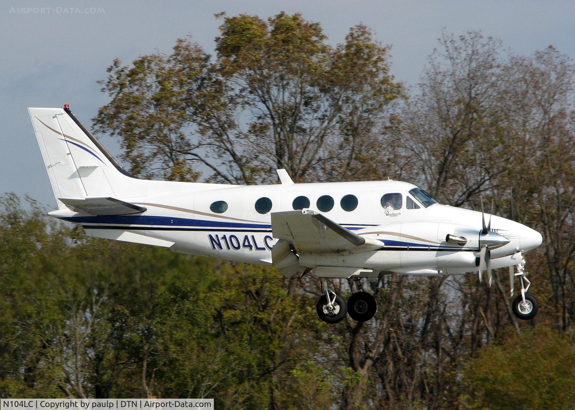 N104LC, 1977 Beech C90 King Air C/N LJ-757, Landing at Downtown Shreveport.