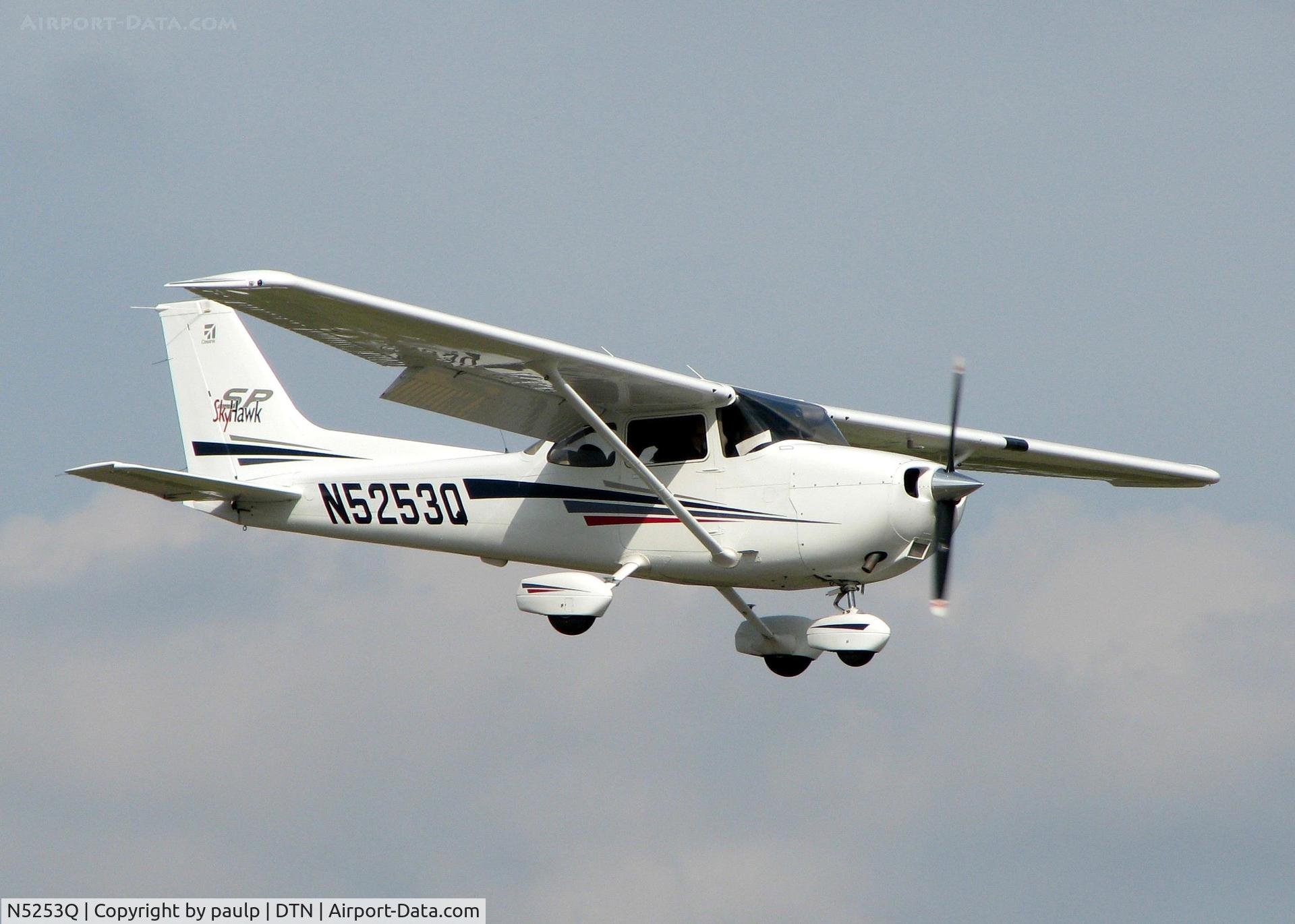 N5253Q, 2002 Cessna 172S C/N 172S9168, Landing on 14 at Downtown Shreveport.