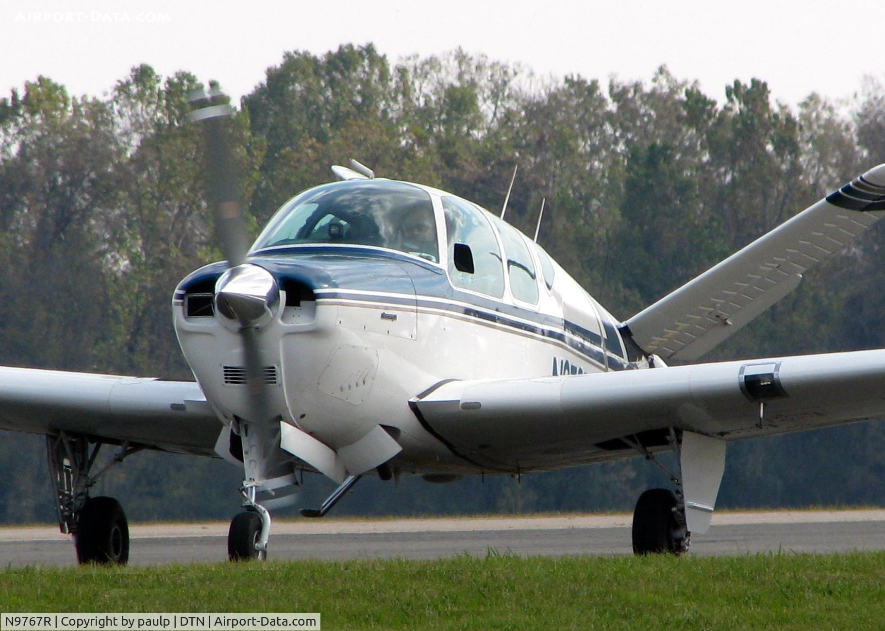 N9767R, 1959 Beech M35 Bonanza C/N D-6254, Taxiing to the active at Downtown Shreveport.