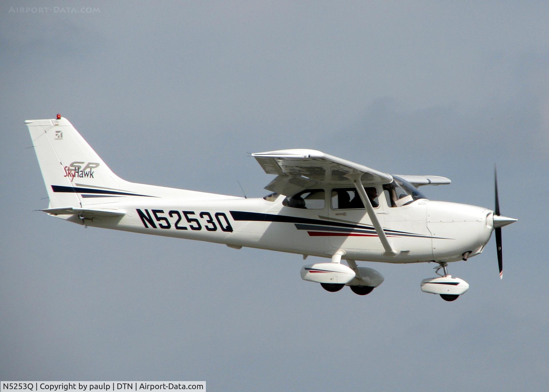 N5253Q, 2002 Cessna 172S C/N 172S9168, Landing on runway 14 at the Shreveport Downtown airport.